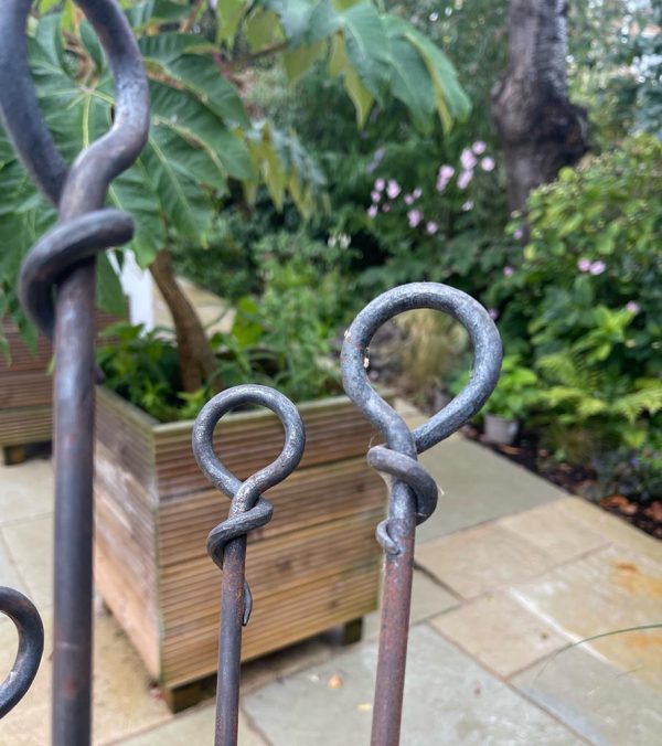 Twisted loop plant supports